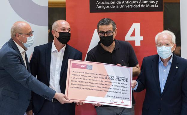 La Asociación de Antiguos Alumnos y Amigos de la UMU dona 6.000 euros a la Oficina de Atención Social