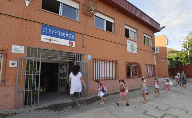 Los docentes ven imposible mantener la distancia sanitaria marcada si no se contratan profesores extra para desdobles