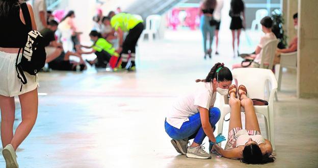 El calor hace estragos el primer día de vacunación de los futuros Erasmus