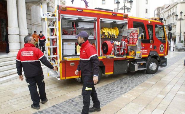 Herido al dar varias vueltas de campana el conductor de un vehículo con grúa en Cartagena