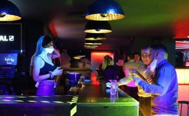 Se elevan a 114 los casos del brote de Los Alcázares y a 45 los relacionados con el de La Manga