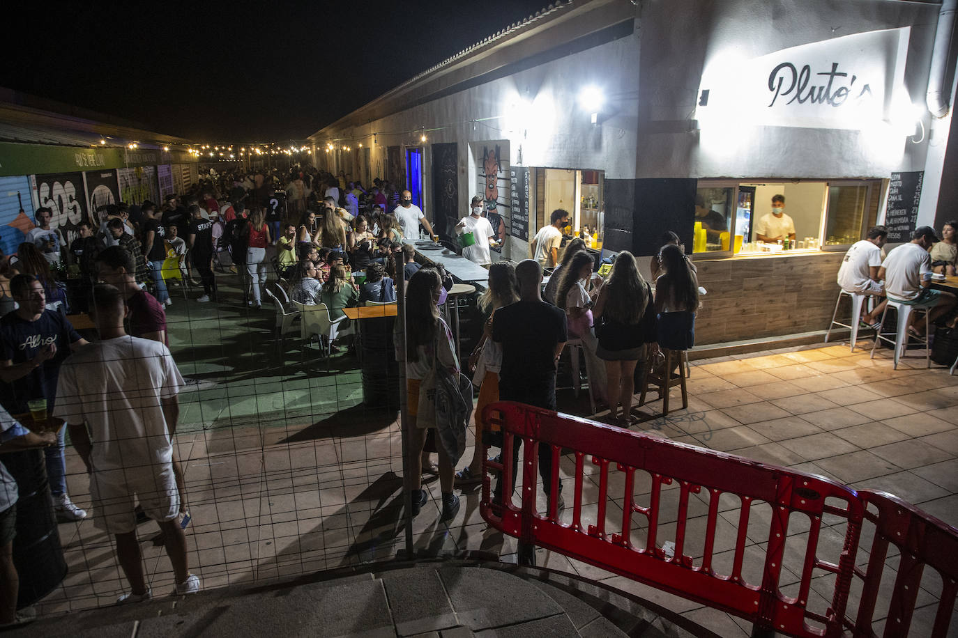 El control policial no frena el botelleo ni las aglomeraciones en Cabo de Palos