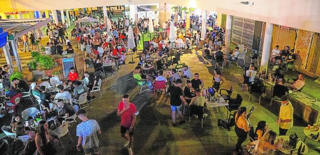 El control policial no frena el botelleo ni las aglomeraciones en Cabo de Palos