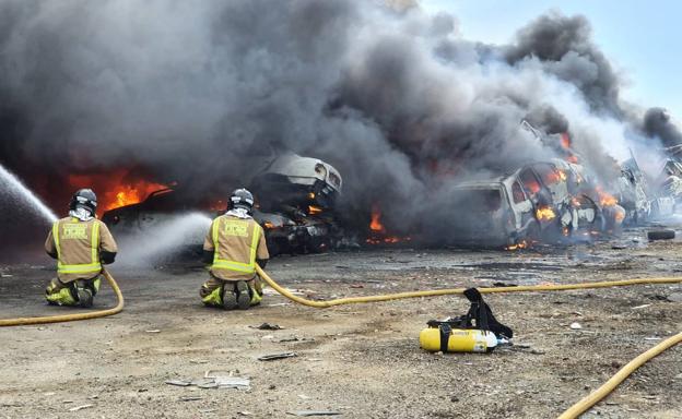 Más de 50 coches, afectados por el incendio en un desguace de Molina de Segura