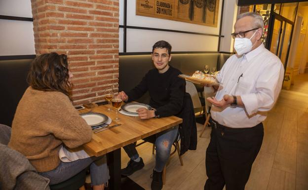 Salud evita cerrar el interior de los bares en cinco municipios con incidencia muy alta