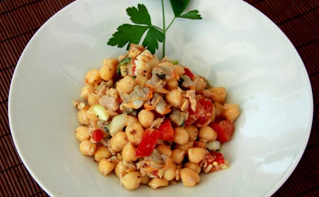 Garbanzos con sepia y berberechos