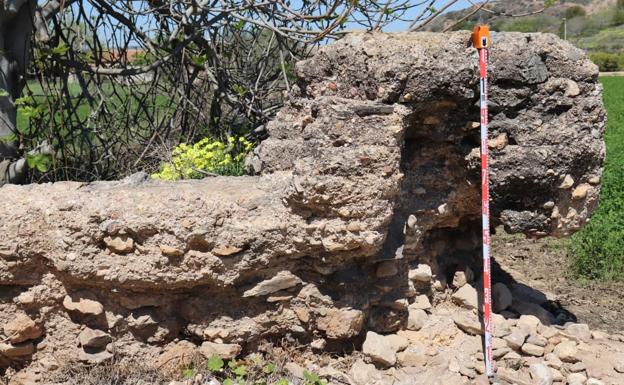 Huermur denuncia el «preocupante estado» del albercón medieval de Monteagudo