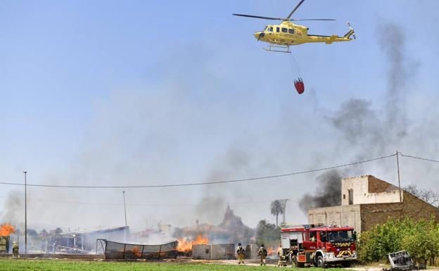 Se incendian unos palets en una nave industrial de Llano de Brujas
