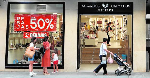Las ventas en rebajas suben un 60% en Lorca respecto al verano pasado