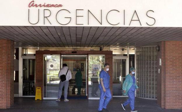 Ingresan en la UCI a una niña que sufrió un síndrome de inmersión en la piscina de Salabosque