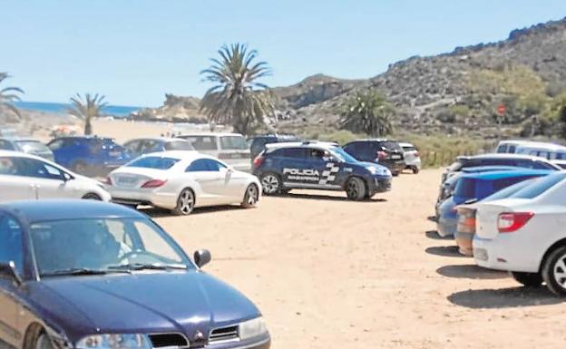 El conflicto por el aparcamiento de la playa de Percheles en Mazarrón se reaviva