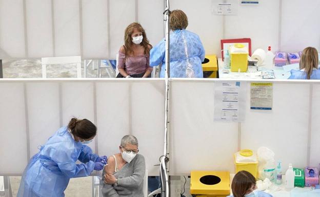 Satse denuncia temperaturas superiores a 30 grados en el centro comercial de Cartagena donde se está vacunando