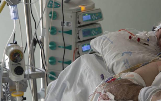 Los doce pacientes ingresados en las UCI de los hospitales de la Región están sin vacunar