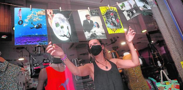 El arte de jóvenes ilustradores toma los escaparates del barrio murciano de Santa Eulalia