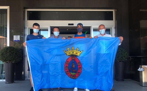 Mohamed Katir recibe la bandera de Mula antes de ir a Tokio