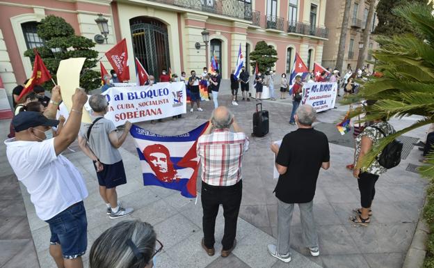 Varias decenas de personas se manifiestan en Murcia contra el bloqueo en Cuba