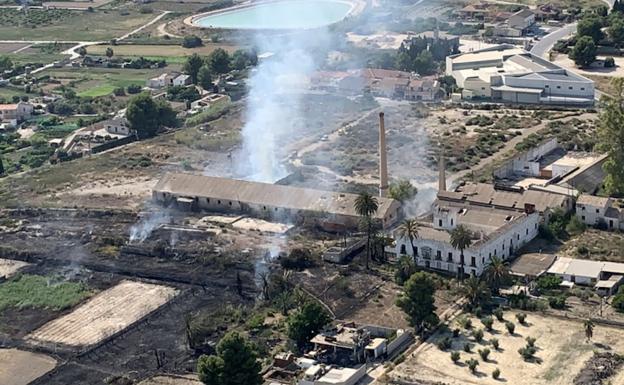 Arde una zona de cultivos abandonados en el paraje de Palacios Blancos de Lorquí