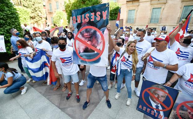 Dos centenares de personas protestan en Murcia contra el Gobierno cubano