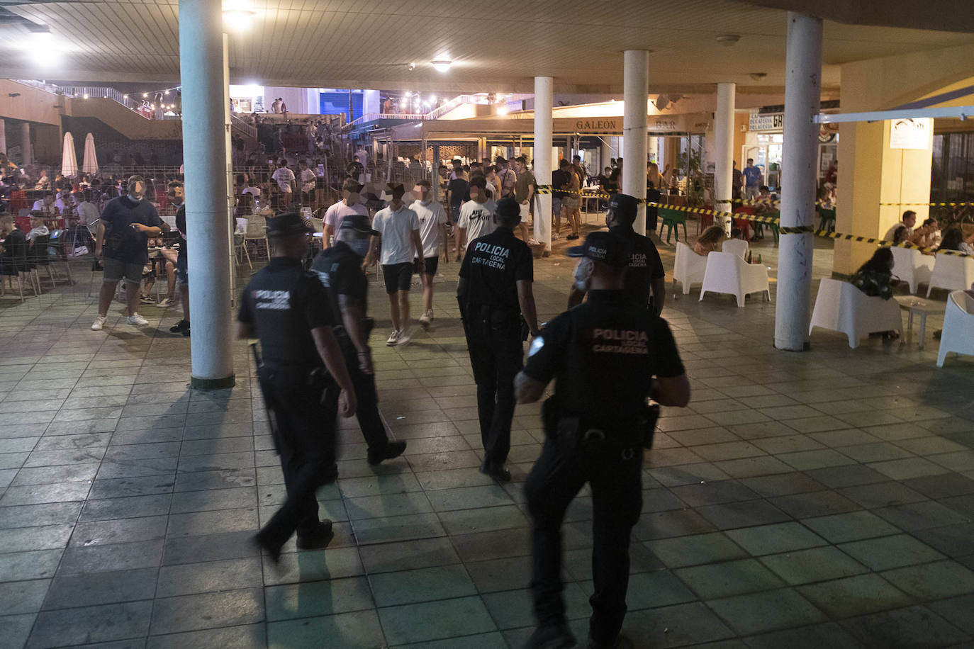 Terrazas a rebosar en Cabo de Palos pese al aumento del dispositivo policial