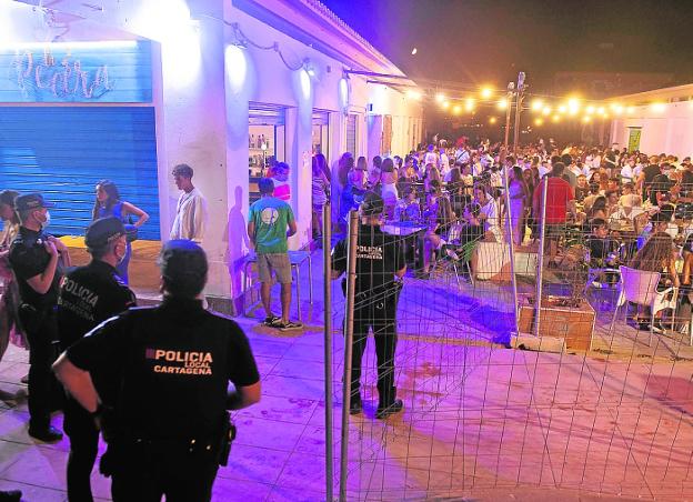Terrazas a rebosar en Cabo de Palos pese al aumento del dispositivo policial