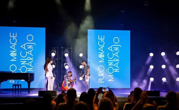 Le pide matrimonio a su pareja durante el concierto de Mónica Naranjo en Murcia