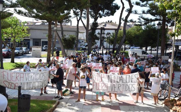 Cacerolada en el Consistorio de San Pedro por las continuas inundaciones en el Mojón