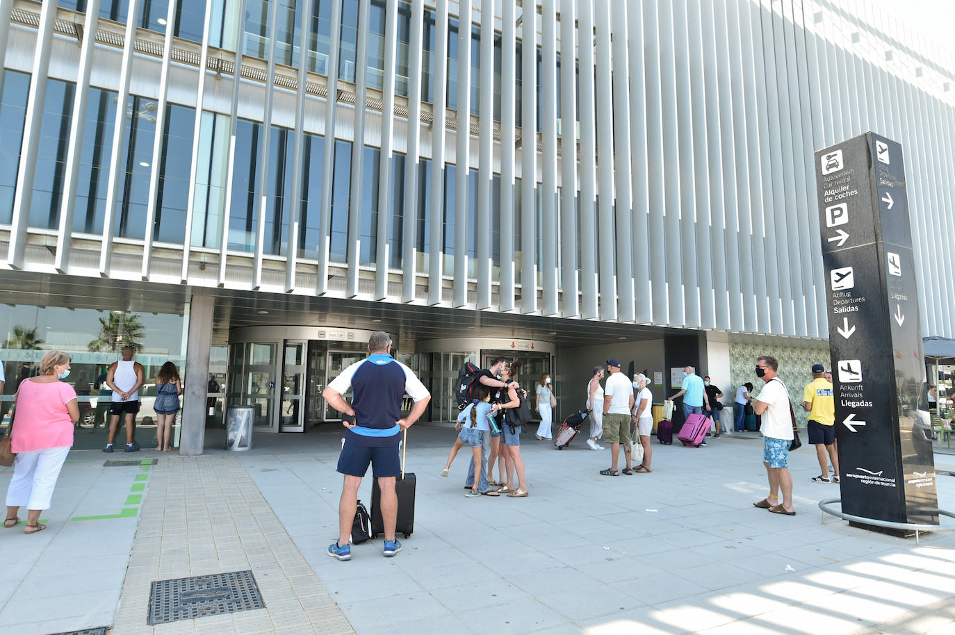 El aeropuerto de la Región busca nuevas rutas con Madrid, Galicia, Francia y Alemania
