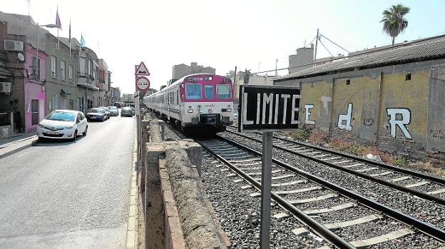 Los hacendados alzan la voz «tras meses» sin respuesta de Adif a su solución para las acequias de Barriomar