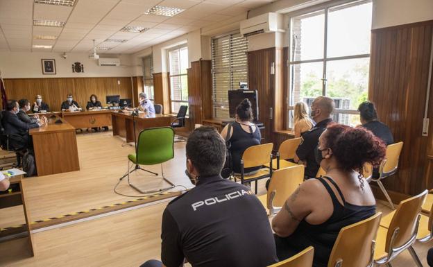 La Audiencia aplaza hasta enero de 2024 el juicio a cuatro presas acusadas de violar a otra