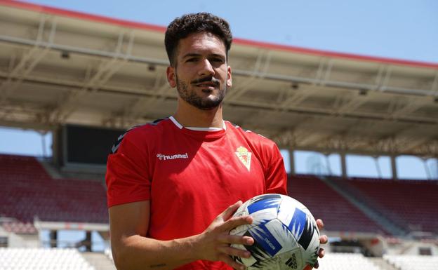 Luis Madrigal llega al Real Murcia «en el mejor momento de su carrera»