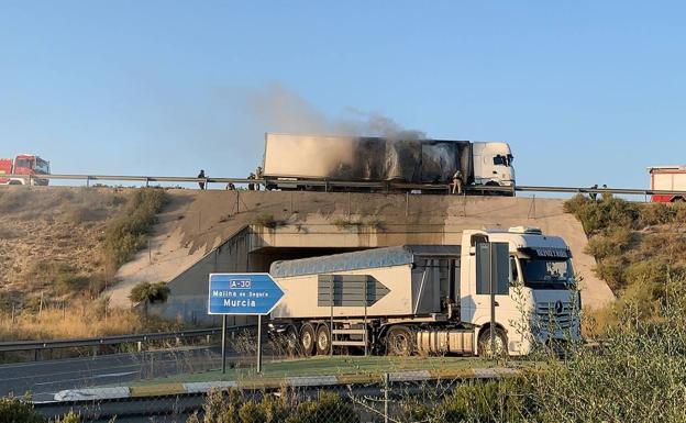 El incendio de un camión provoca el desvío del tráfico en la A-30 dirección Murcia