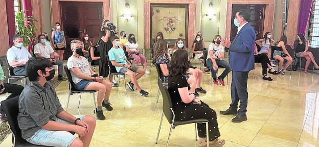 «Una liberación» para los 50 jóvenes de Murcia que salen a Europa de intercambio