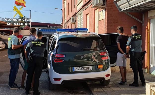Tres detenidos por pegar y robar a dos hermanos en Cabo de Palos