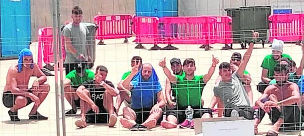 Argelinos acogidos en Cartagena se quejan de la comida y piden pizza