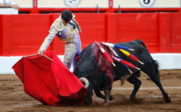 Oreja y susto para Ureña en Santander
