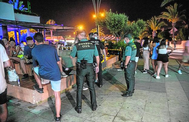 El refuerzo policial reduce las aglomeraciones en La Manga