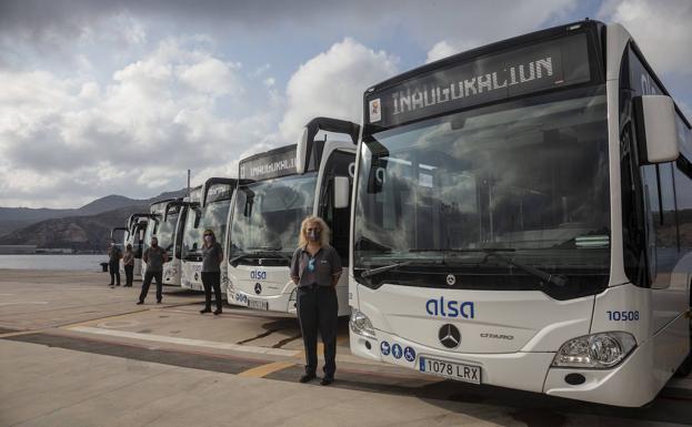 La flota de autobuses urbanos de Cartagena se renueva con diez coches híbridos
