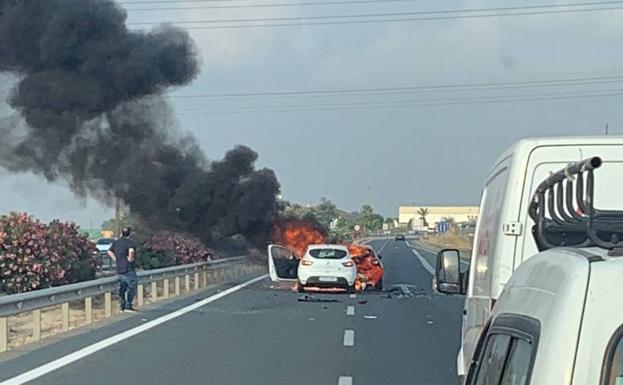 Un coche se incendia en la A-7 a la altura de Murcia tras colisionar contra otro vehículo
