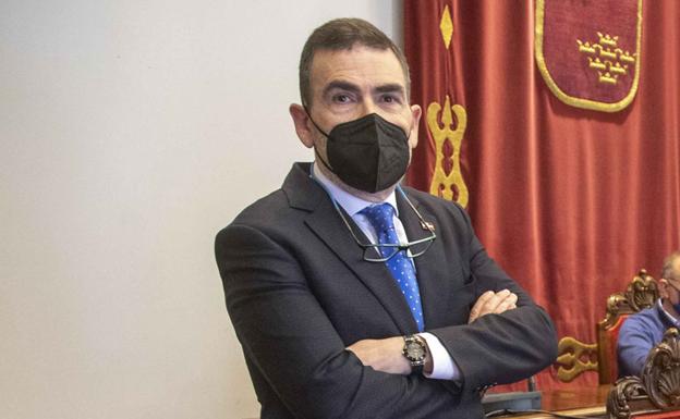 La concejal de Hacienda pide a José López explicaciones por su «derroche» en pleitos