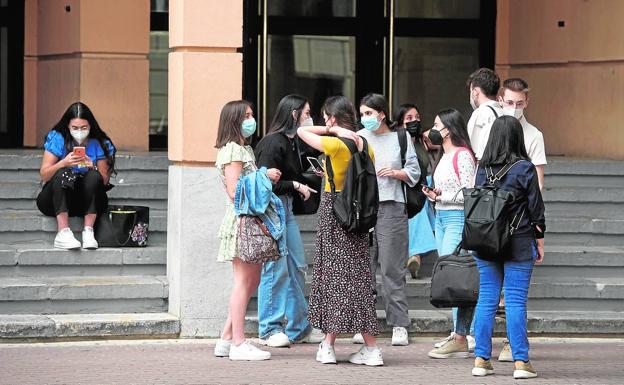 Las nuevas medidas de Castells para el curso desconciertan a las universidades