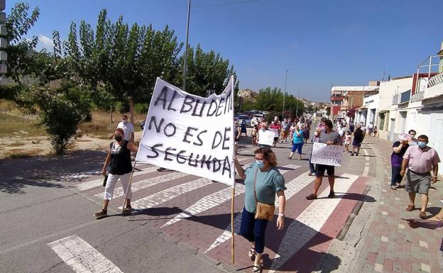Los albudeiteros se manifiestan por los recortes en sanidad