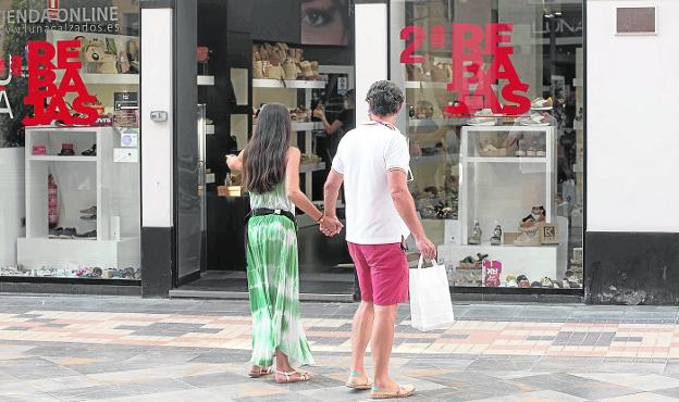 El pequeño comercio de Cartagena aprovecha las rebajas para recuperar clientes