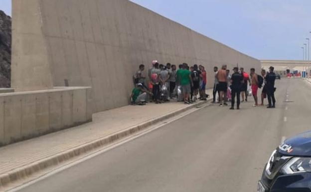 Sesenta argelinos amagan con marcharse de Escombreras porque las ONG no se los llevan