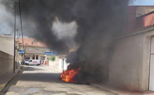 Sofocan el incendio de un vehículo en Ceutí