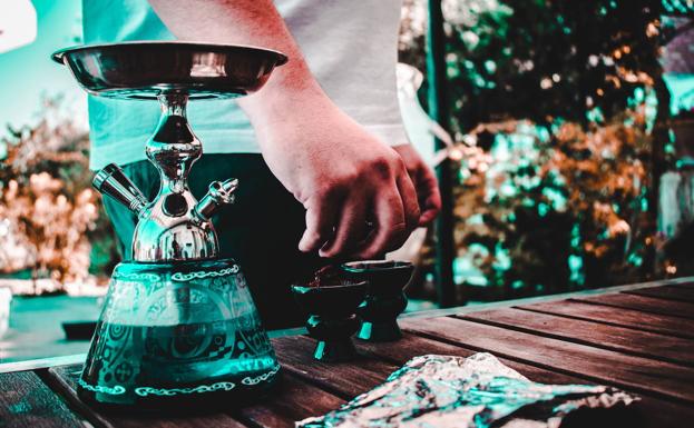 Los riesgos de fumar cachimba y cigarrillos electrónicos