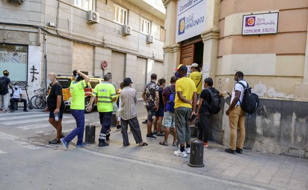 Dispositivo especial en el comedor de Jesús Abandonado en Murcia para prevenir brotes de la Covid
