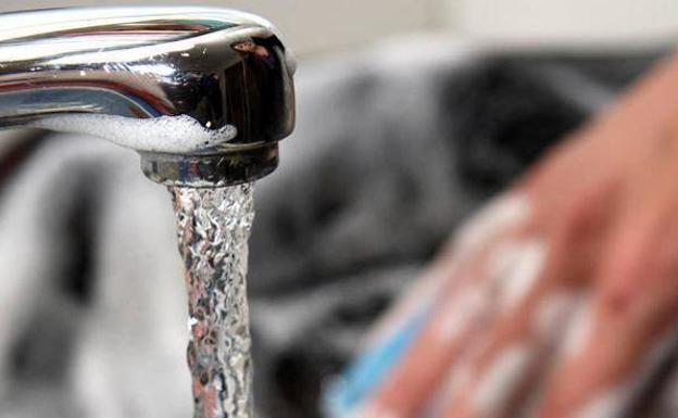 Los hogares de Murcia pagan por el agua casi 300 euros más al año que los de León