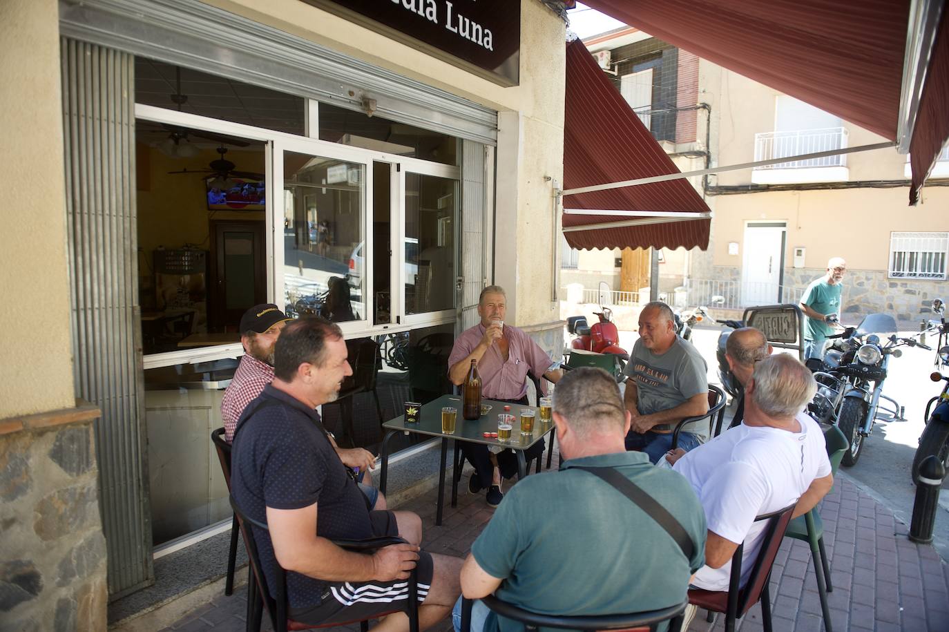 Los muleños se refugian en los bares para animar a Mohamed Katir en la final del 5.000 de los Juegos Olímpicos