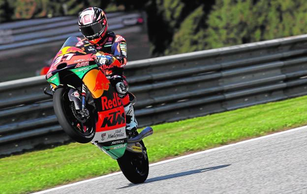 Pedro Acosta regresa con fuerza tras el parón y sale cuarto