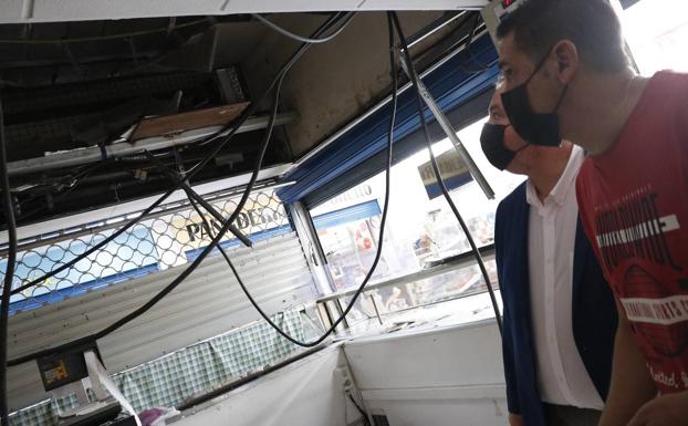 Comienzan los trabajos para reparar los falsos techos rotos en la plaza de abastos de La Alberca